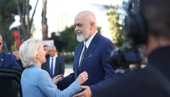 VIDEO/ Von der Leyen në Tiranë, pritet nga Rama. Përplasje mes qytetarëve dhe Policisë para Kryeministrisë