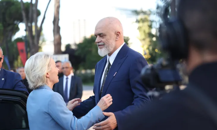 VIDEO/ Von der Leyen në Tiranë, pritet nga Rama. Përplasje mes qytetarëve dhe Policisë para Kryeministrisë