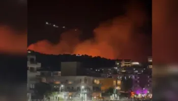 VIDEO/ Zjarr masiv në Himarë, era e fortë favorizon përhapjen e flakëve, rrezikohet qyteti