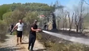 VIDEO/ Zjarr pas Kodrës së Krastës në Elbasan, rrezikohen dy banesa