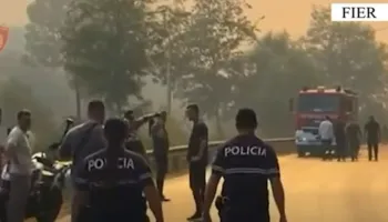 VIDEO/ Zjarri në Fier, Policia: Jemi në terren për të garantuar sigurinë e banorëve