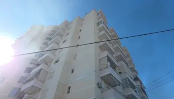 VIDEO / Zjarri përfshin pallatin në Lushnjë, banorët zbresin me nxitim për të ‘shpëtuar’ makinat