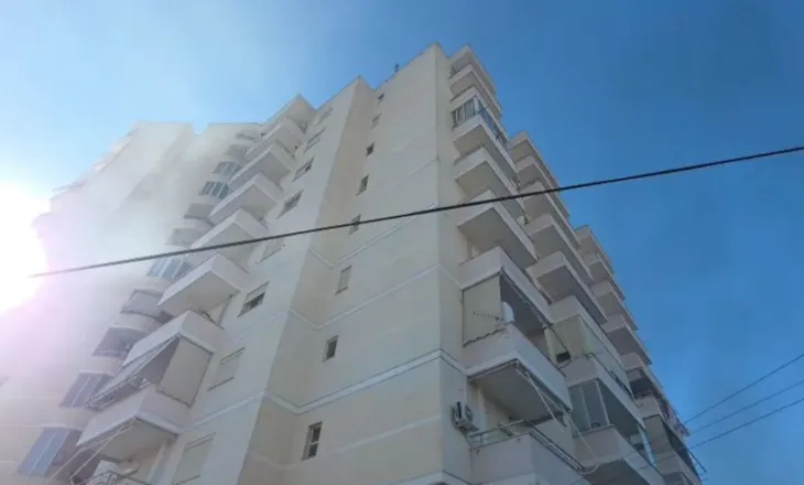 VIDEO / Zjarri përfshin pallatin në Lushnjë, banorët zbresin me nxitim për të ‘shpëtuar’ makinat