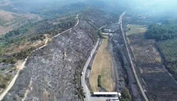 VIDEO/ Zjarri shkrumboi banesa e toka, ja çfarë lanë pas flakët që përfshinë Levanin