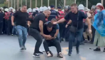 VIDEOLAJM/ Narkopolicia e Ramës dhunon barbarisht protestuesit paqësorë
