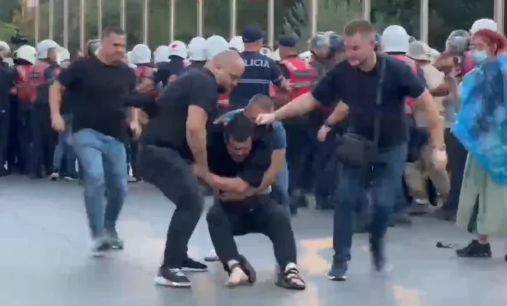 VIDEOLAJM/ Narkopolicia e Ramës dhunon barbarisht protestuesit paqësorë