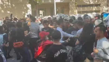Vijojnë përplasjet mes policisë dhe protestuesve jashtë Kuvendit, tentohet çarja e kordonit
