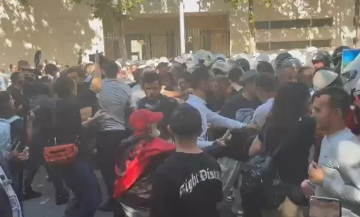 Vijojnë përplasjet mes policisë dhe protestuesve jashtë Kuvendit, tentohet çarja e kordonit