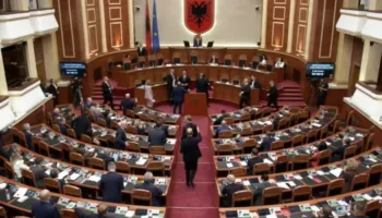 Vijojnë tensionet politike në sallën e Kuvendit, ndërpritet për herë të tretë seanca plenare!