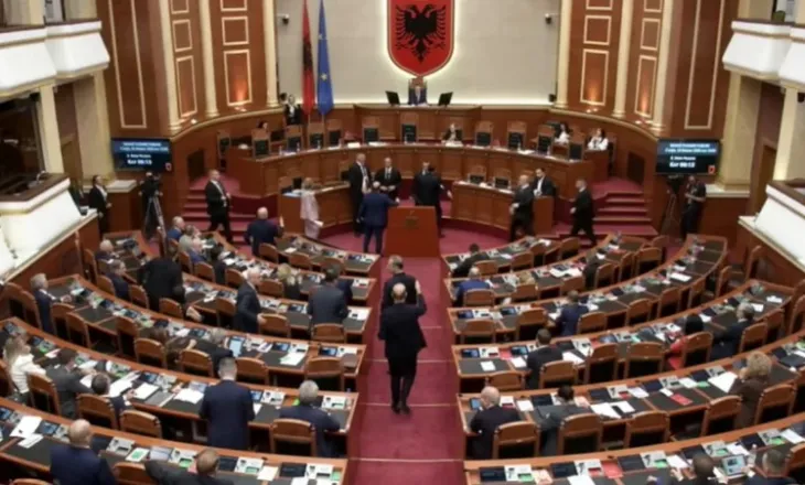 Vijojnë tensionet politike në sallën e Kuvendit, ndërpritet për herë të tretë seanca plenare!
