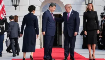 Vizita shtetërore e Xi Jinping në SHBA, presidenti kinez mbërrin në Shtëpinë e Bardhë, pritet nga Trump dhe Melania (VIDEO)