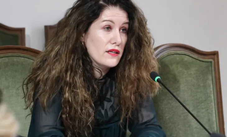 Vlora Hyseni dorëzohet në Prishtinë, autoritetet e shoqërojnë drejt Shqipërisë