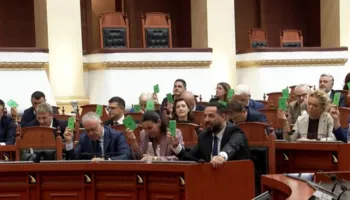 Vlora Hyseni “mbyt” Kuvendin, tri orë debate mes kampeve politike! Nga akuzat te mbyllja mes tensioneve e seancës parlamentare pas votimit