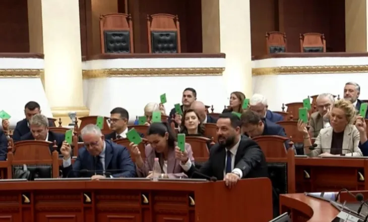 Vlora Hyseni “mbyt” Kuvendin, tri orë debate mes kampeve politike! Nga akuzat te mbyllja mes tensioneve e seancës parlamentare pas votimit