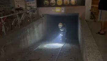 Vlorë/ Zjarr në kuzhinën e një restoranti në Skelë, flakët përfshijnë garazhin nëntokësor