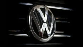 Volkswagen tërheq mbi 208 mije automjete për shkak të një defekti në sistemin e drejtimit