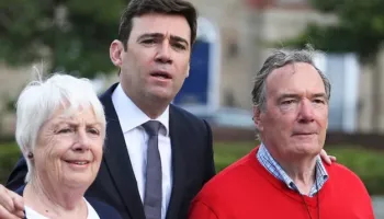 Vuante nga Alzheimeri, kryeministri britanik Andy Burnham humbet njeriun e dashur të familjes, i anulon të gjitha angazhimet zyrtare!