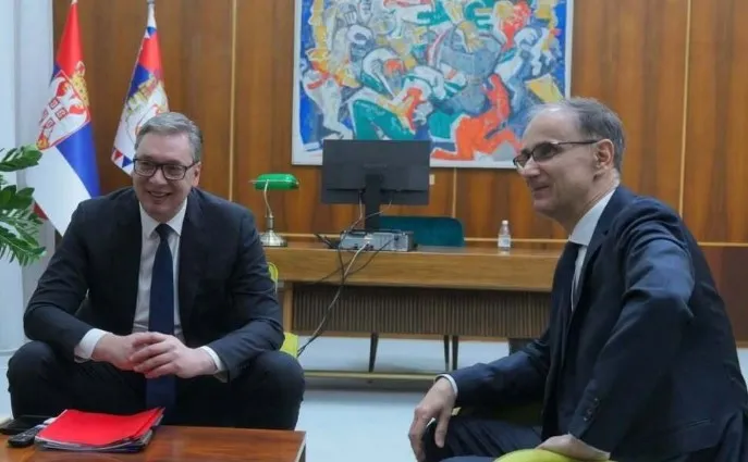 Vuçiç bën lëvizjen e radhës politike, pritet të shpërndajë Parlamentin dhe të garojë për kryeministër!