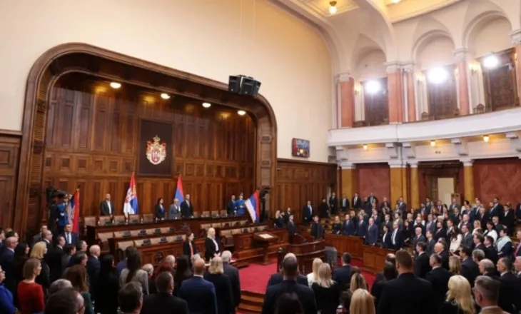 Vuçiç shpërndan Parlamentin në Serbi, shpall zgjedhje të parakohshme më 25 tetor