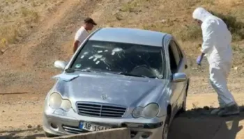 Xhami i bërë “shoshë” nga plumbat, pamjet nga automjeti ku u gjet i vrarë Viktor Bardhi