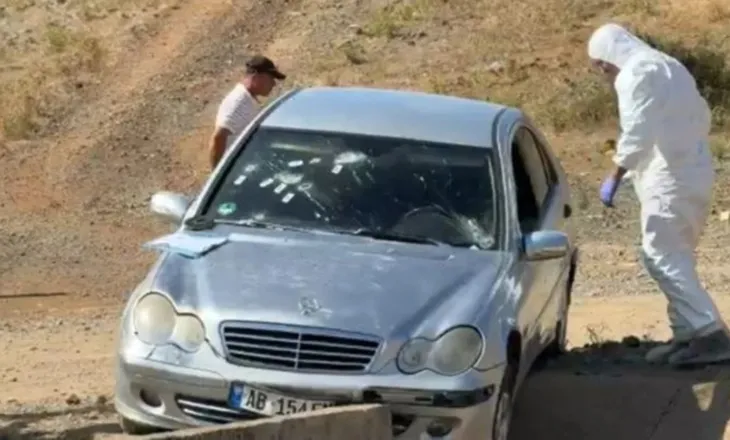 Xhami i bërë “shoshë” nga plumbat, pamjet nga automjeti ku u gjet i vrarë Viktor Bardhi