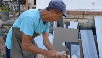 Zanatet tradicionale po harrohen, mjeshtrit e punimit të gurit në Gjirokastër thonë se të rinjtë nuk kanë interes