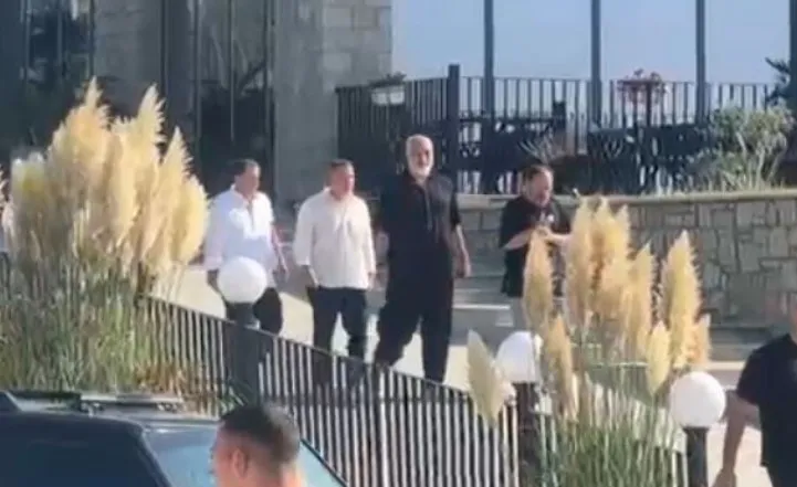 Zbardhen detaje nga mbledhja e Ramës në Vilën e Kuqe: Ja detyrat që iu caktoi ministrave dhe drejtuesve politikë