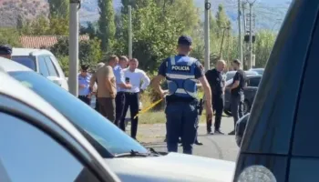 Zbardhet plagosja në Lezhë: Sherri nisi në servis, babë e bir nxorrën armën dhe qëlluan punonjësin, shpallen në kërkim (EMRAT)