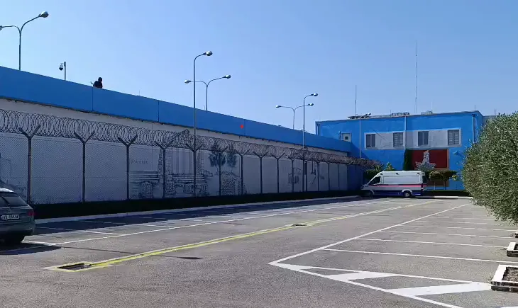 Zhdukja e celularit të kapur si provë material në Burgun e Fierit, pezullohen 4 punonjës të IEVP