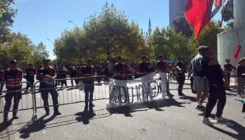 Zhvendoset protesta, një pjesë e tubuesve stacionohen te Ministria e Brendshme