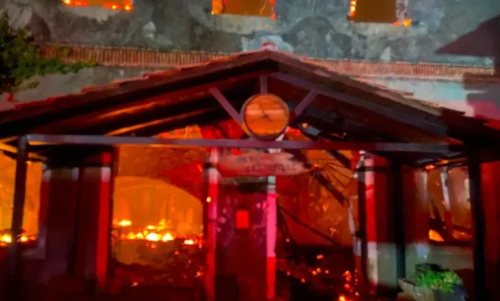 Zjarr i fuqishëm në kantinën 165-vjeçare të Patrës, shkrumbohet ndërtesa historike