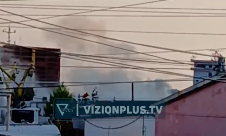Zjarr i madh në portin e Shëngjinit, anija përfshihet nga flakët