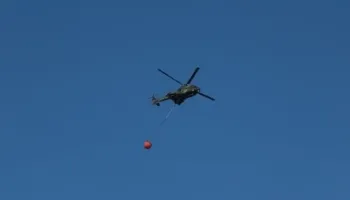 Zjarr i përmasave të mëdha në Fier-Levan, rrezikohen banesat, nisin evakuimet! Ndërhyrje edhe nga ajri