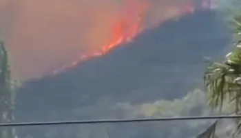 Zjarr i përmasave të mëdha në kodrat e Shkodrës, flakët përhapen me shpejtësi, ndërhyrje me helikopter për mbrojtjen e banesave