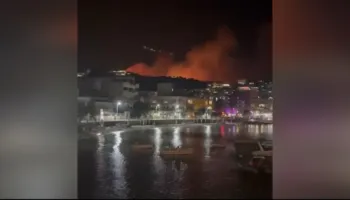 Zjarr masiv në Himarë, terreni dhe errësira e vështirësojnë ndërhyrjen. Flakët po rrezikojnë banesat
