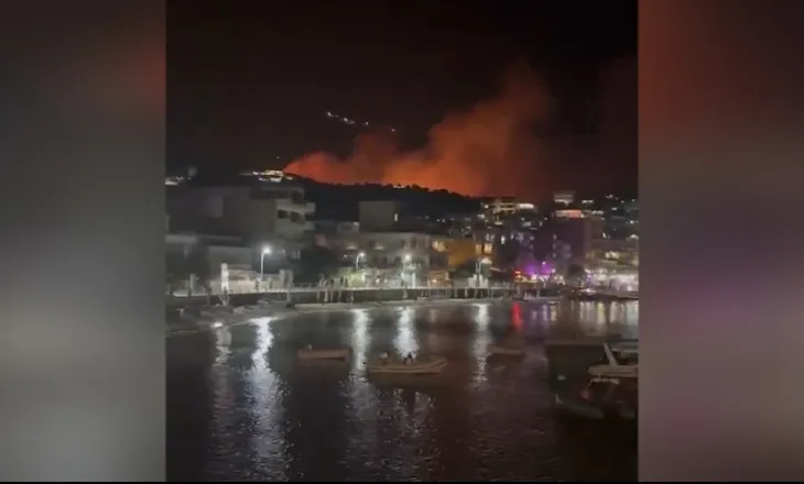 Zjarr masiv në Himarë, terreni dhe errësira e vështirësojnë ndërhyrjen. Flakët po rrezikojnë banesat
