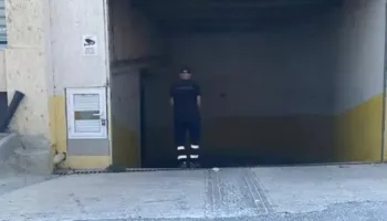 Zjarr në garazhin nëntokësor të një pallati në Lushnje, banorët dalin nga banesat