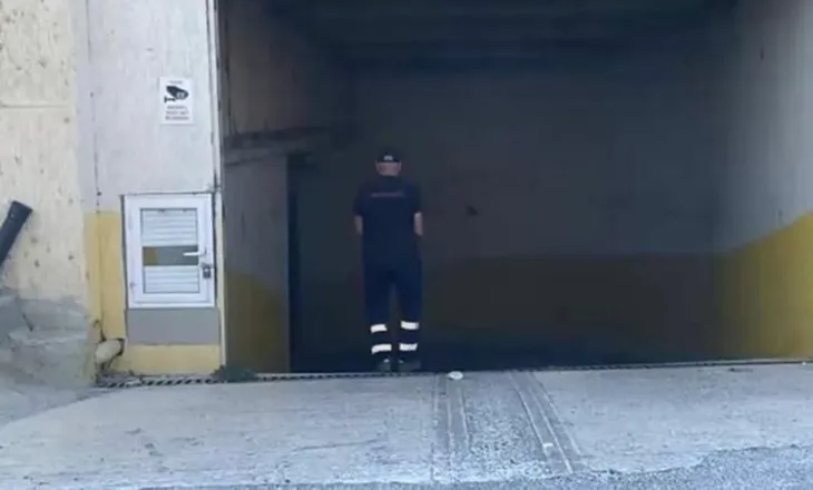 Zjarr në garazhin nëntokësor të një pallati në Lushnje, banorët dalin nga banesat