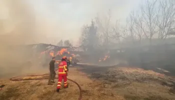 Zjarr në Levan të Fierit, flakët djegin stallën dhe makineritë bujqësore