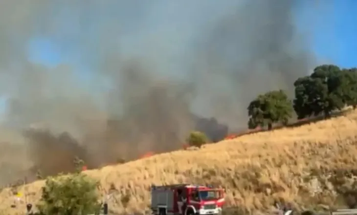 Zjarr në Llaman të Himarës, era favorizon flakët dhe rrezikojnë zonën! Forcat zjarrfikëse në vendngjarje