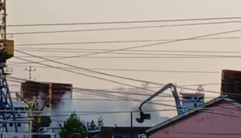 Zjarr në Portin e Shëngjinit, një anije përfshihet nga flakët