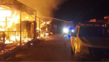 Zjarr në Syrin e Kaltër! Digjen 4 kioska tregtimi, flakët shuhen pas mesnate