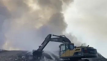 Zjarr në vendgrumbullimin e mbeturinave në Fushë-Krujës, tymi i dendur përhapet drejt Kamzës e Mamurrasit