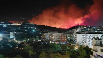 Zjarret apokaliptike në Himarë! 7 banesa të djegura, kundër flakëve edhe helikopterët