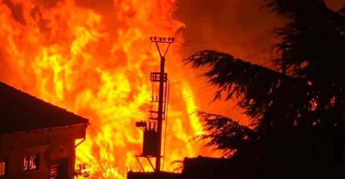 Zjarret në Fier, OSSH stakon energjinë elektrike në linjat e tensionit të lartë për arsye sigurie