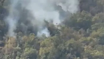 Zjarret në Malësinë e Matit, evakuohet një familje dhe digjen 3 banesa! Luftë me flakët nga toka dhe ajri