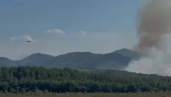 Zjarri favorizohet nga era në Kalivaç të Lezhës, rrezikohen banesat