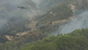 Zjarri në Çërrilë, vijon ndërhyrja nga ajri për vënien nën kontroll të flakëve