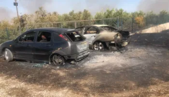 Zjarri në Fier/ Shkuan me makina private për të evakuuar banorët, digjen automjetet e dy efektivëve të policisë