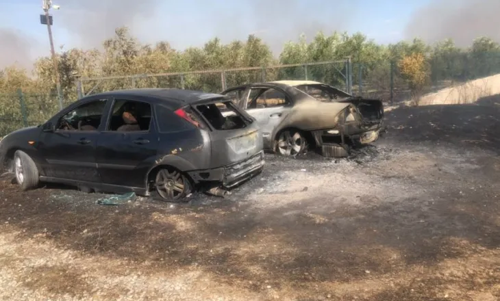 Zjarri në Fier/ Shkuan me makina private për të evakuuar banorët, digjen automjetet e dy efektivëve të policisë